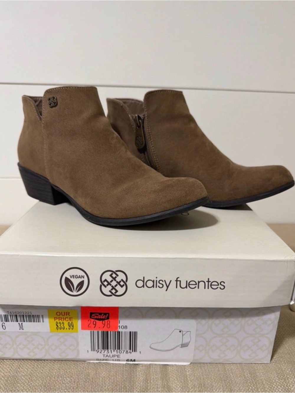 Daisy Fuentes Taupe Suede-Look Ankle Booties. Women’s size 6